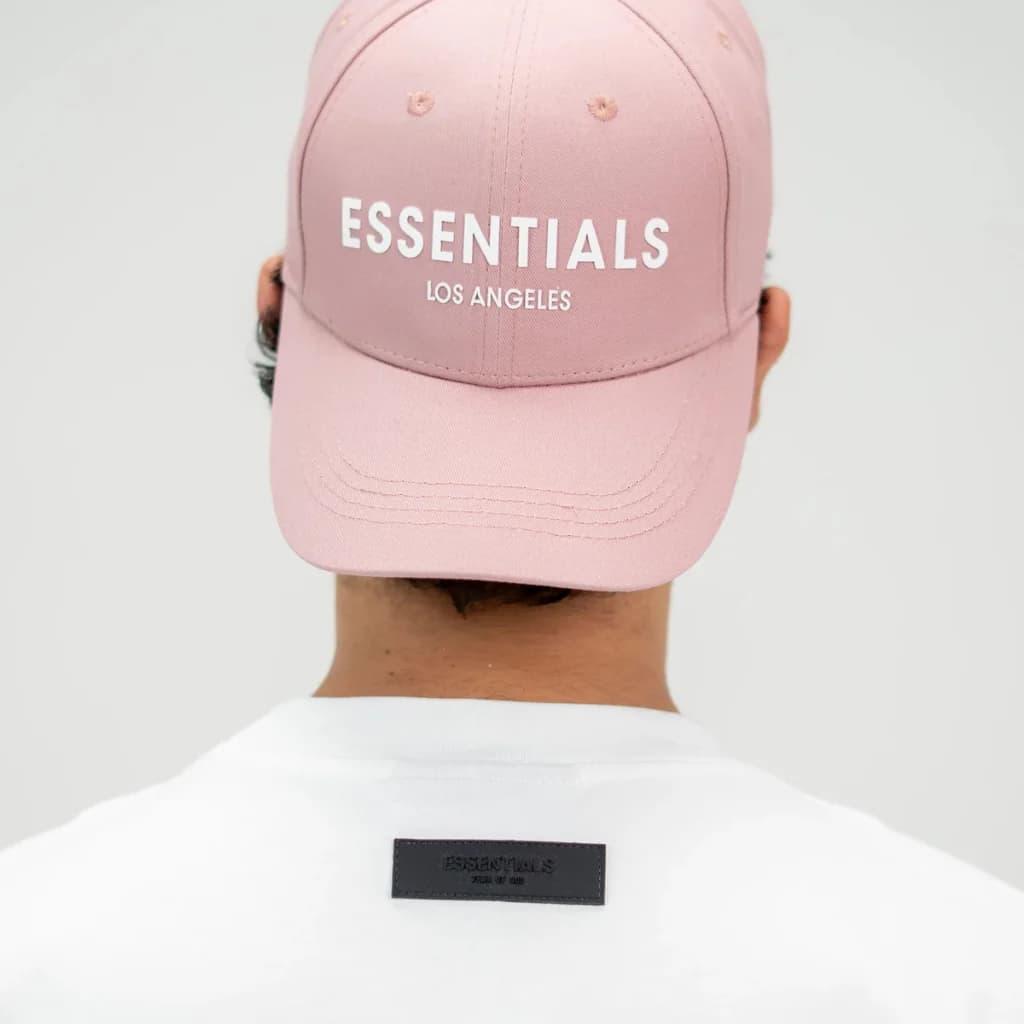 محصول Essentials Cap قهوه‌ای – نمای تن‌خور