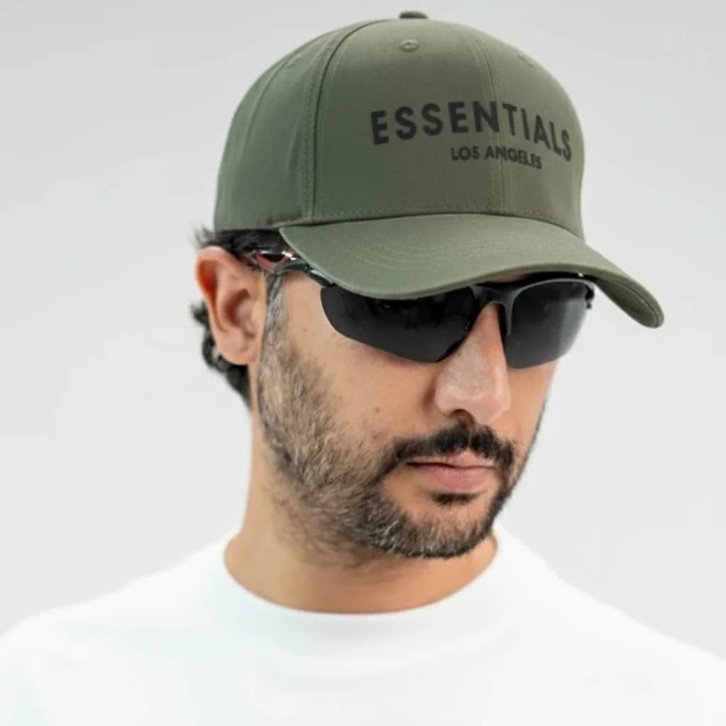 محصول Essentials Cap طوسی – نمای تن‌خور