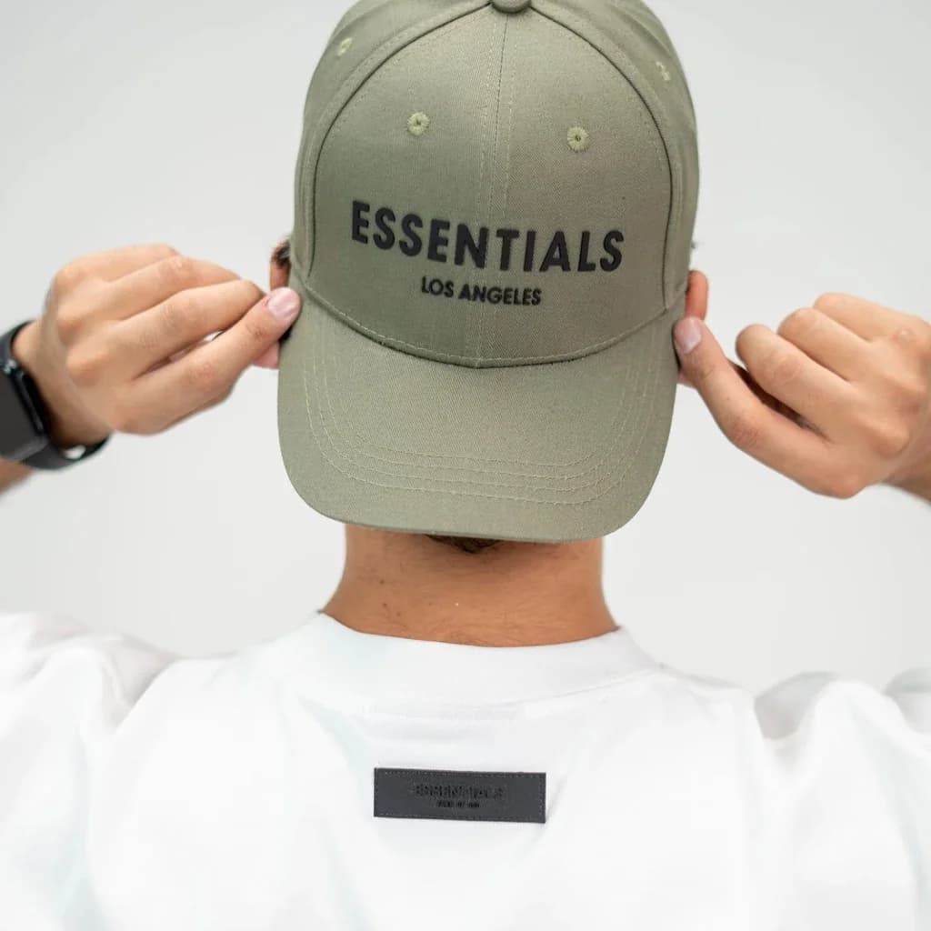 محصول Essentials Cap سرمه‌ای – نمای تن‌خور