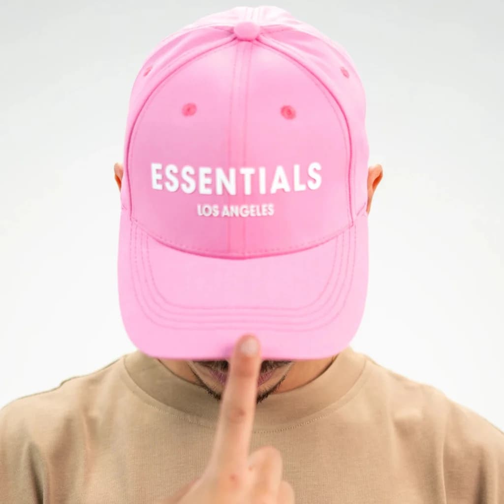 محصول Essentials Cap سبز زیتونی – نمای تن‌خور
