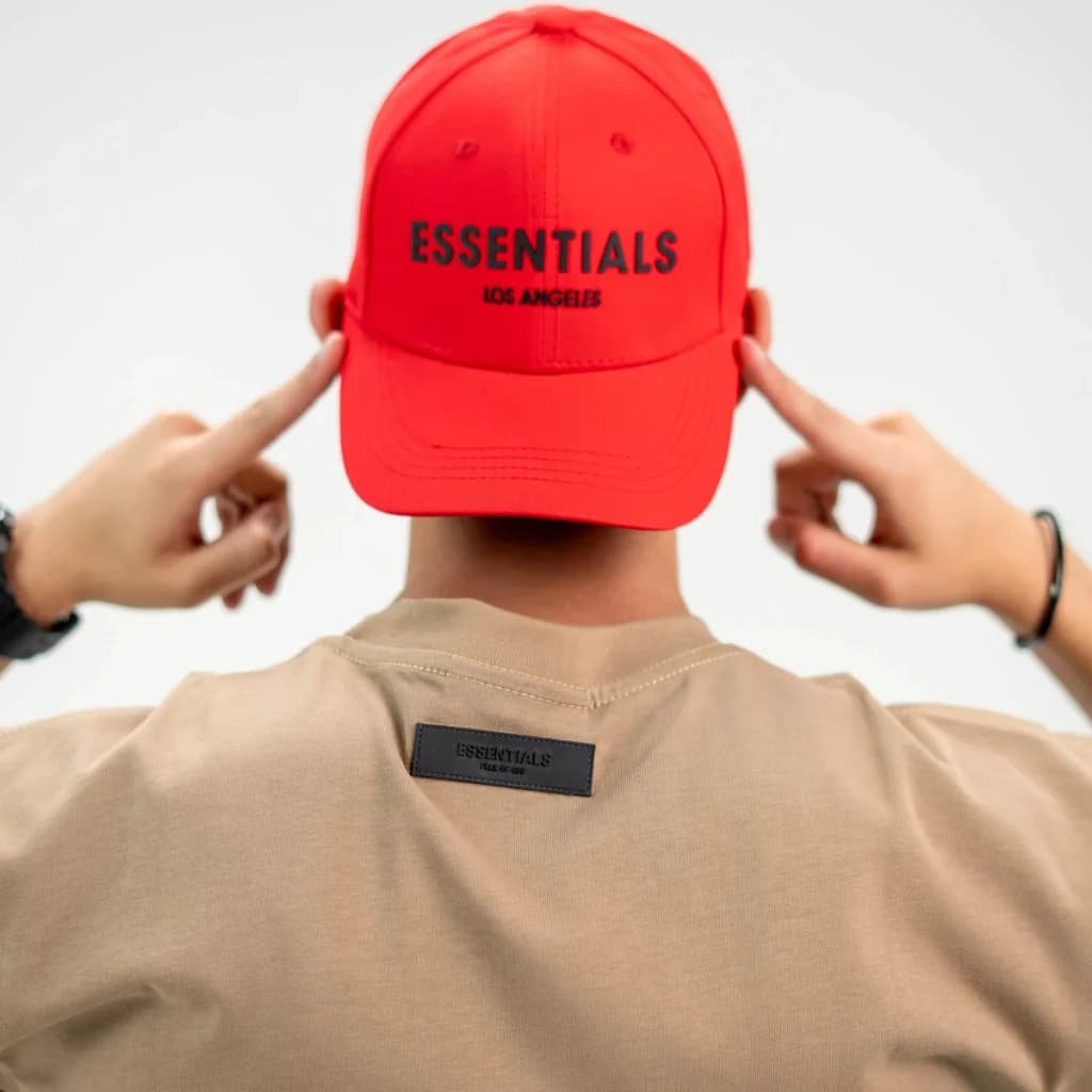 محصول Essentials Cap Red – نمای تن‌خور