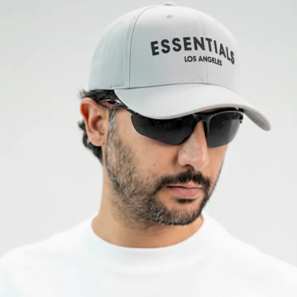 محصول Essentials Cap سفید – نمای تن‌خور