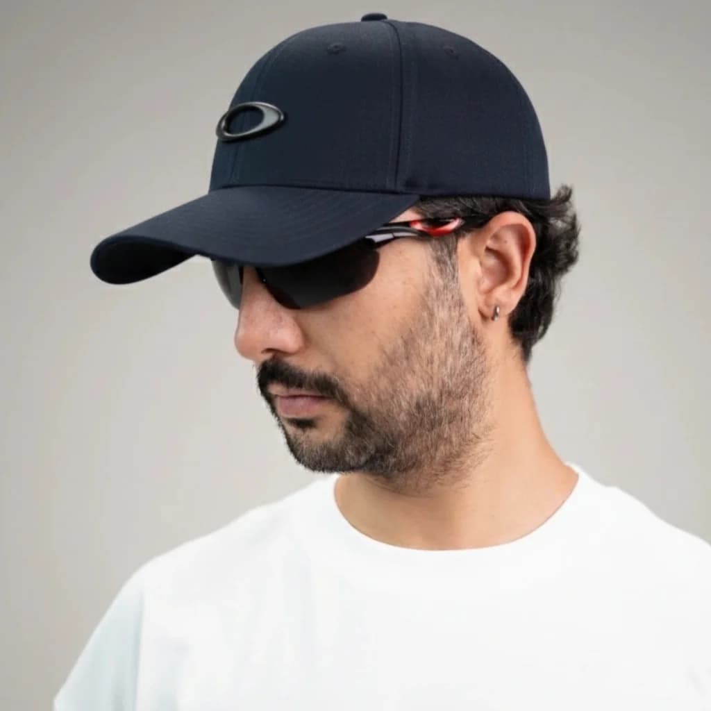 محصول Oakley Cap مشکی – نمای جلو