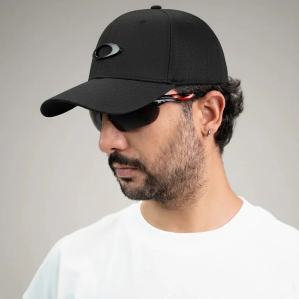 محصول Oakley Cap مشکی – نمای تن‌خور