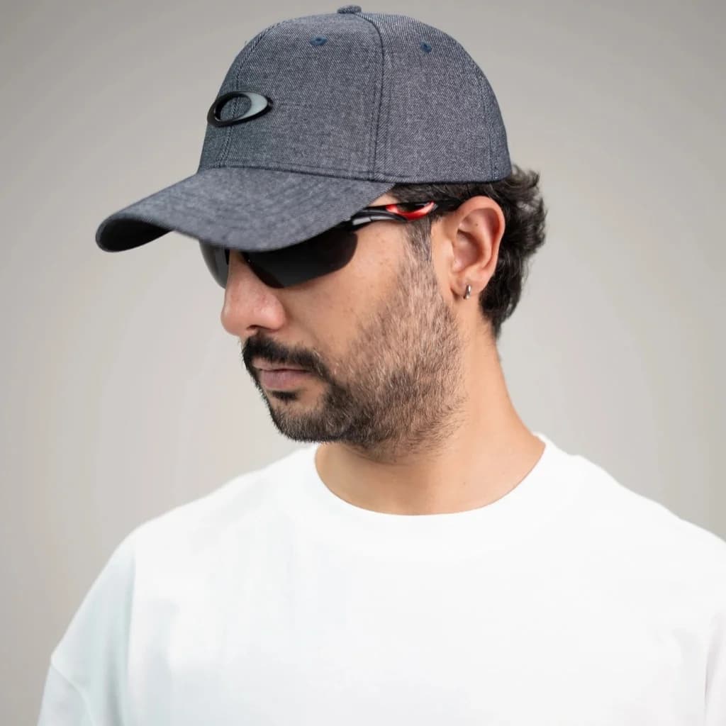 محصول Oakley Cap ذغالی – نمای تن‌خور