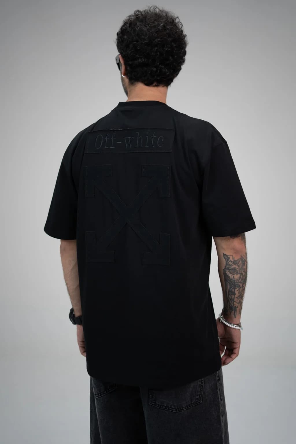 تی‌شرت OffWhite 4 مشکی – نمای پشت