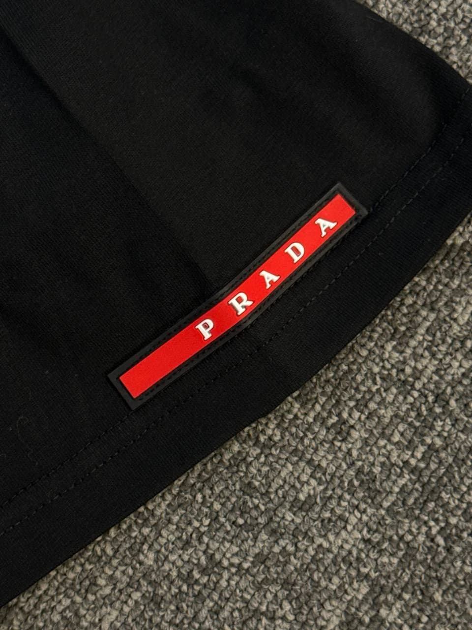 تی‌شرت prada logo closeup