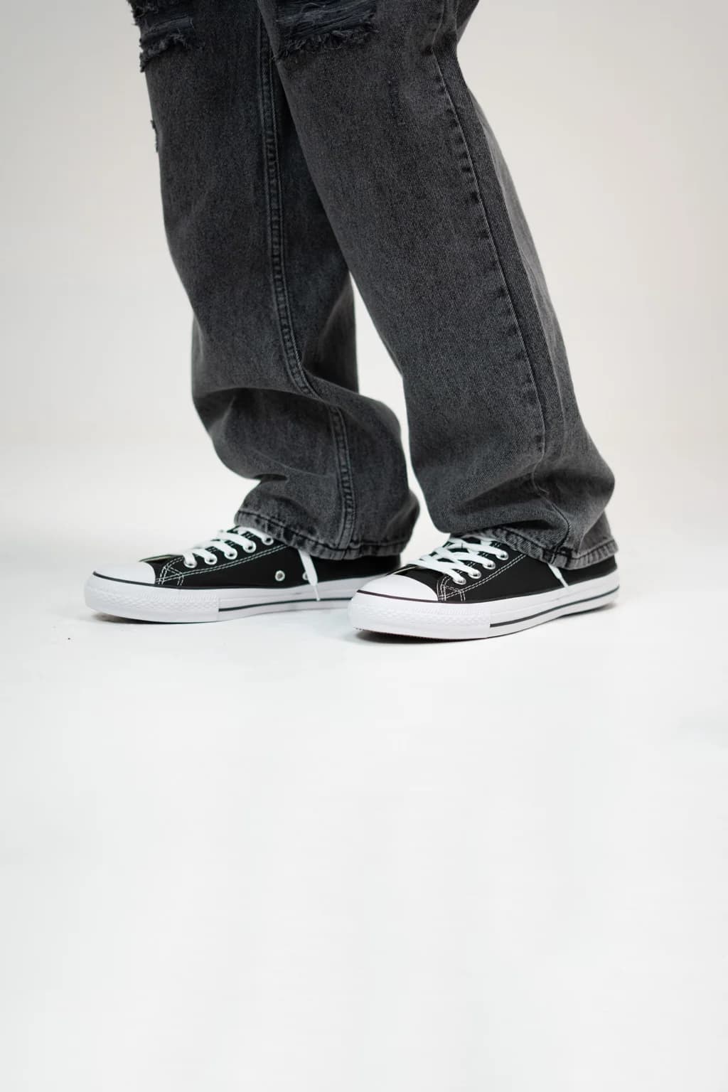 کتانی Converse All Star Low On Feet مشکی – نمای جلو