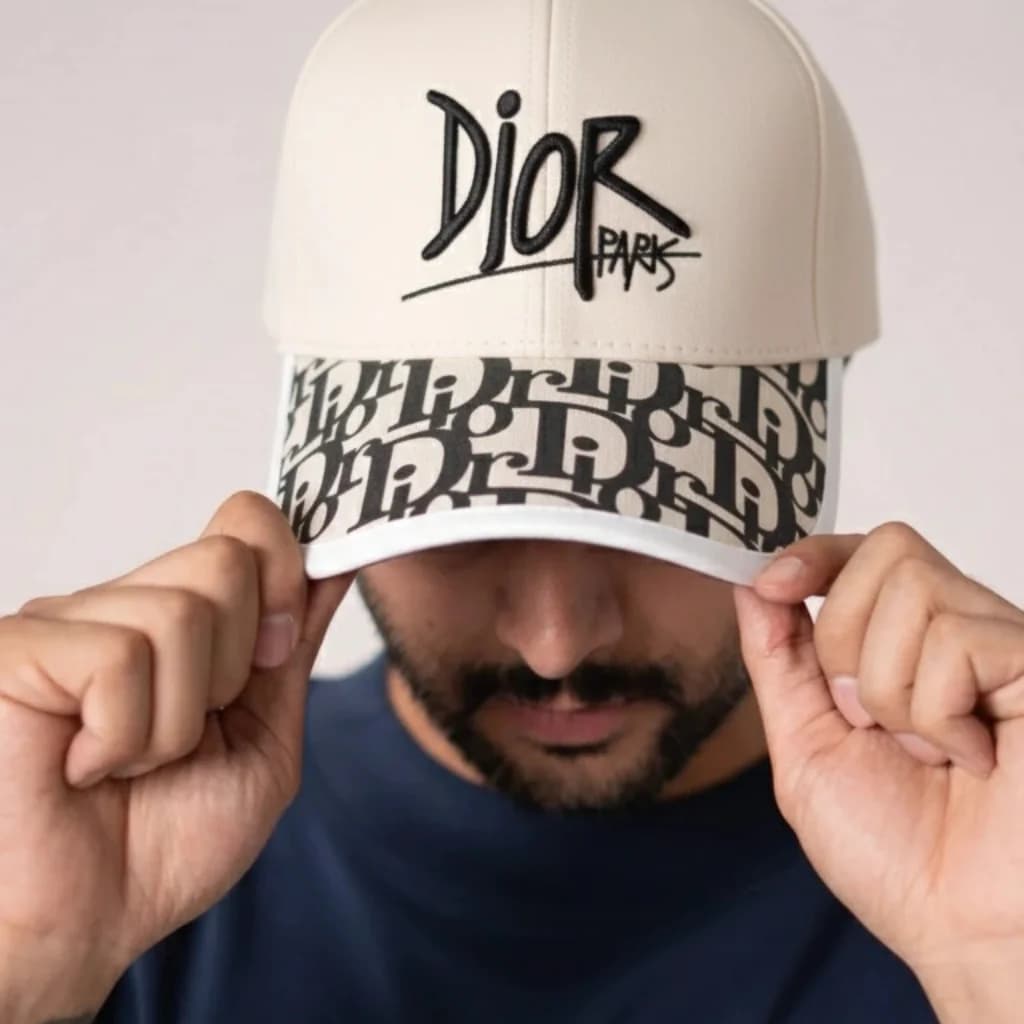 محصول Dior Cap Dior Graffiti بژ – نمای تنخور