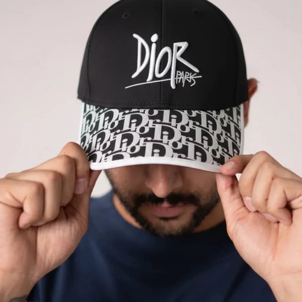 محصول Dior Cap Dior Graffiti مشکی – نمای تنخور