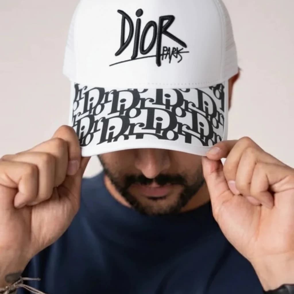 محصول Dior Cap Dior Graffiti سفید – نمای تنخور
