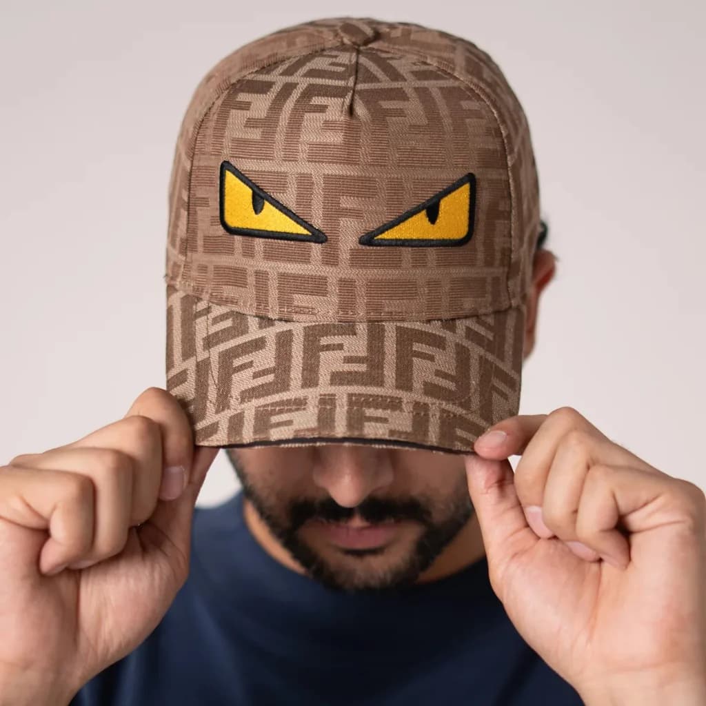 محصول Fendi Eyes Cap قهوهای – نمای تنخور