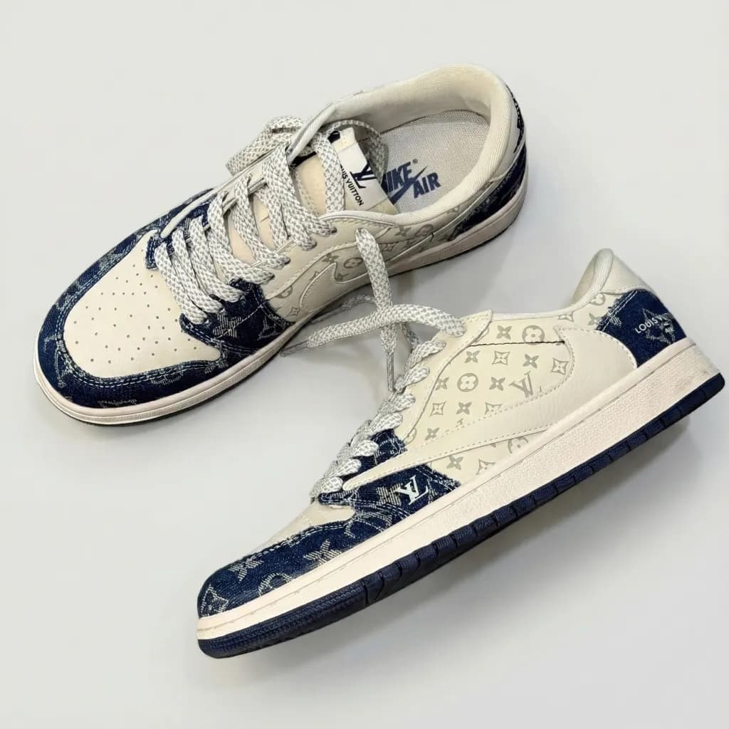 کتانی Nike Air Jordan 1 Low LVMonogram Denim – نمای جفت از زاویه