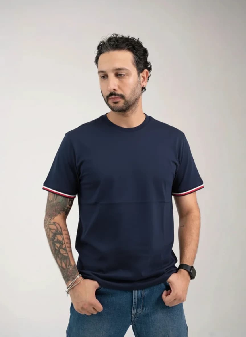 تیشرت tommy copy سرمهای – نمای تنخور